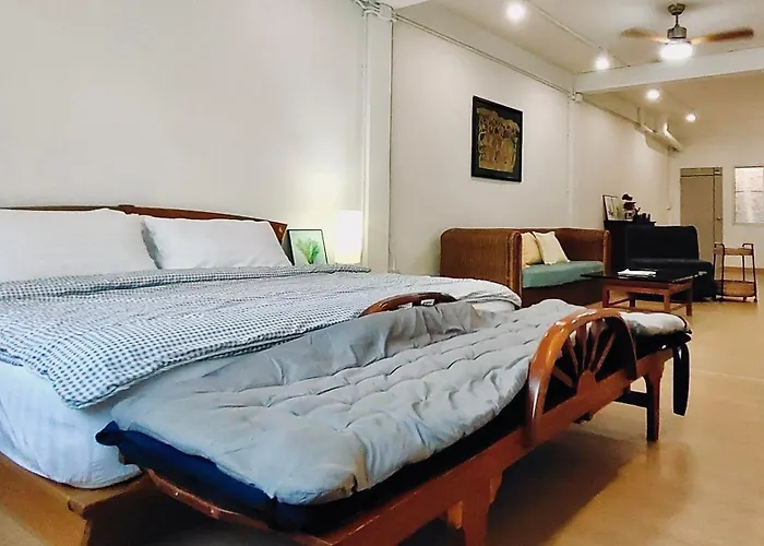 Whole 3-Storey House Right In The Local Community.