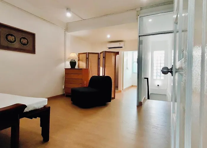 Whole 3-Storey House Right In The Local Community.