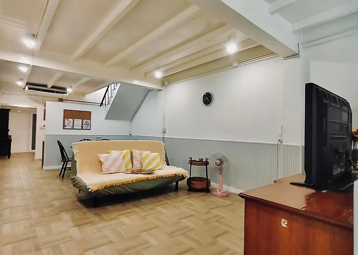 Whole 3-Storey House Right In The Local Community.