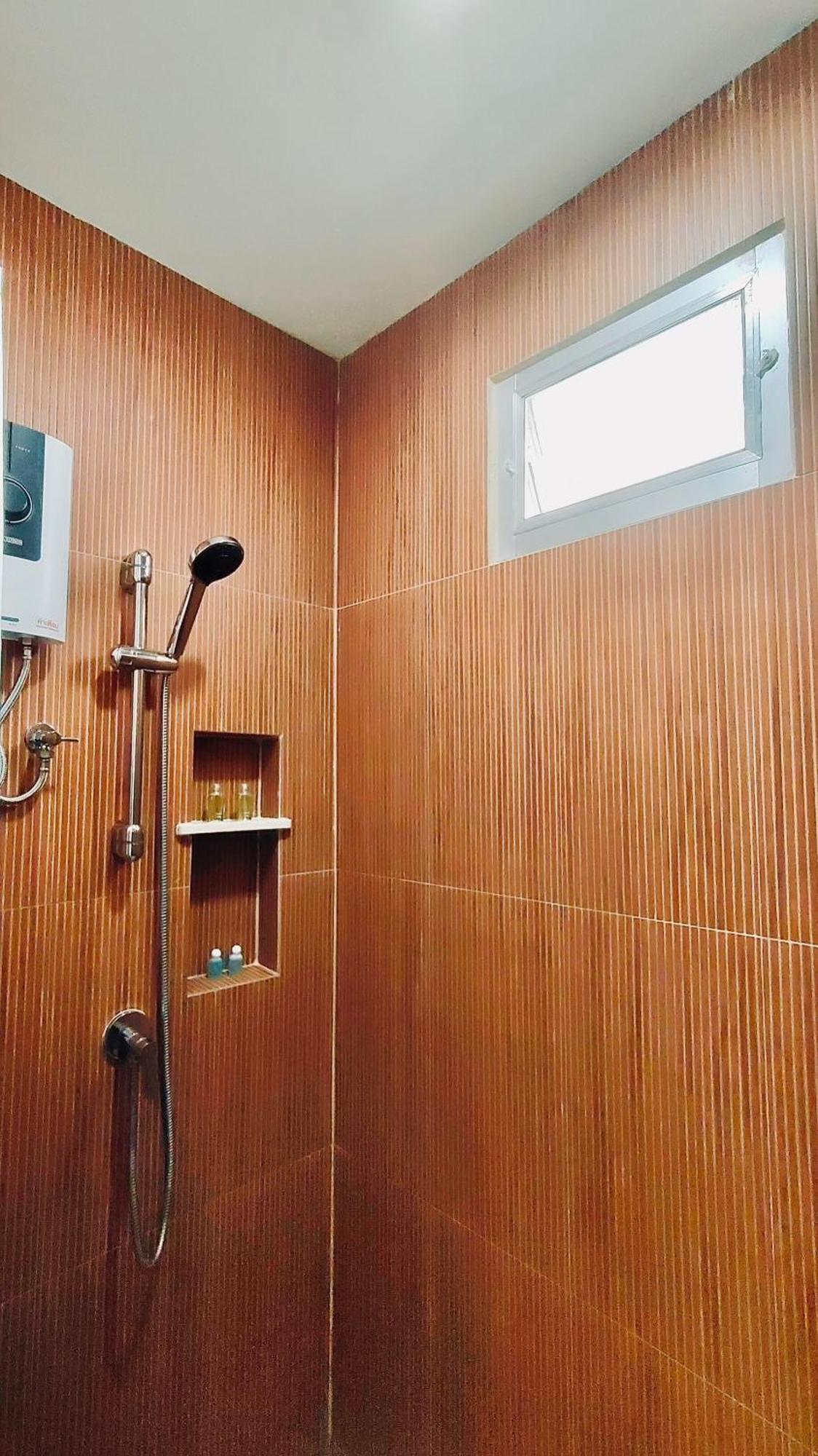 Whole 3-storey House Right In The Local Community. Apartamento